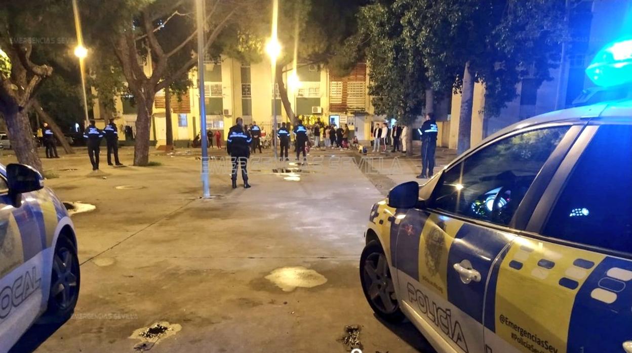 Unas 30 personas celebraban un cumpleaños en una plaza del Polígono Sur, en Sevilla