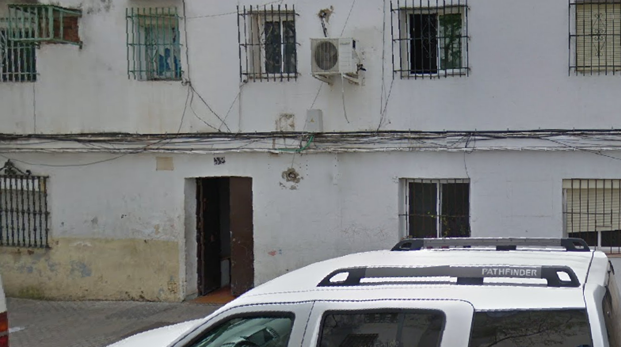 Exterior del número 12 de la calle Pino donde se encuentra el piso donde apareció el cuerpo de la víctima