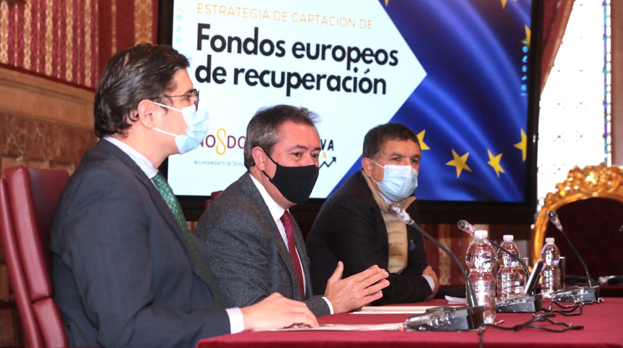 Álvaro Pimentel, Juan Espadas y Gaspar Llanes en la presentación