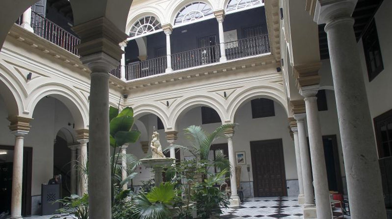 Uno de los patios del Palacio Villapanés