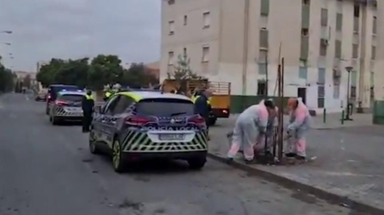 Agentes policiales y de Lipasam retiran en el Polígono Sur enseres de la vía pública que se iban a usar esta Nochebuena