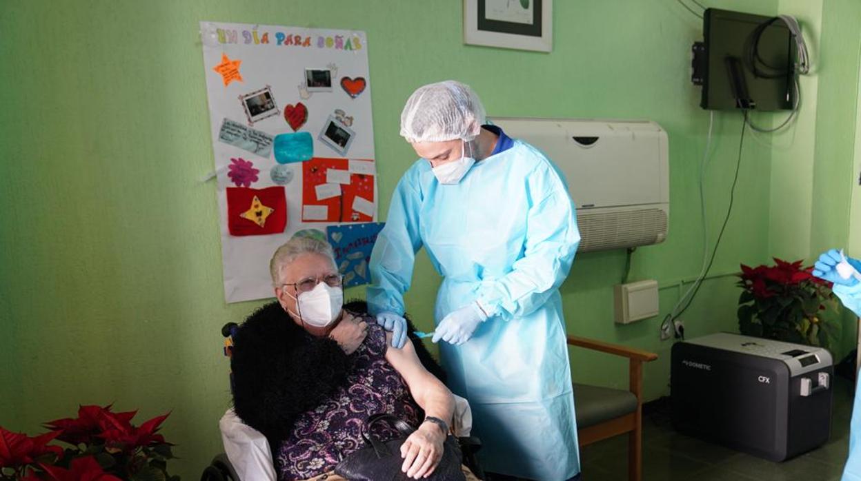 Imagen de Isabel cuando recibe la primera vacuna contra el coronavirus en Sevilla