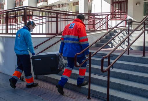 Isabel, de 72 años, estrena la vacuna del Covid en Sevilla