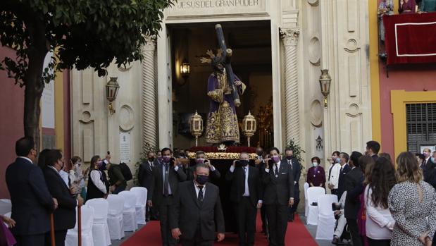 Sevilla: La procesión se llevó por dentro