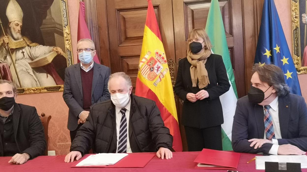 Firma de las operaciones de compra de seis viviendas por parte de Emvisesa