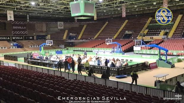 Los ancianos de la residencia incendiada, trasladados al Palacio de los Deportes de San Pablo y a otras residencias