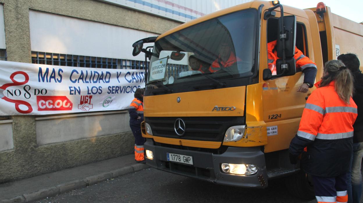 Un grupo de trabajadores de la empresa municipal Lipasam