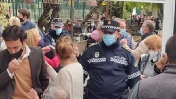 Una frustrada comida familiar del concejal Cabrera acaba con la Policía Local en el restaurante