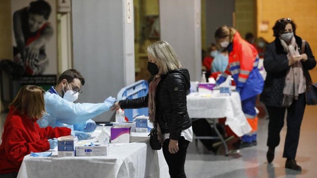 Los positivos se duplican en un día en Sevilla y superan los 600