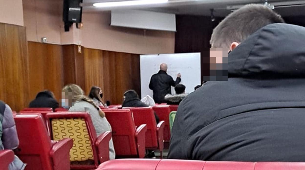 Clases en el salón de actos en el instituto Isbilya