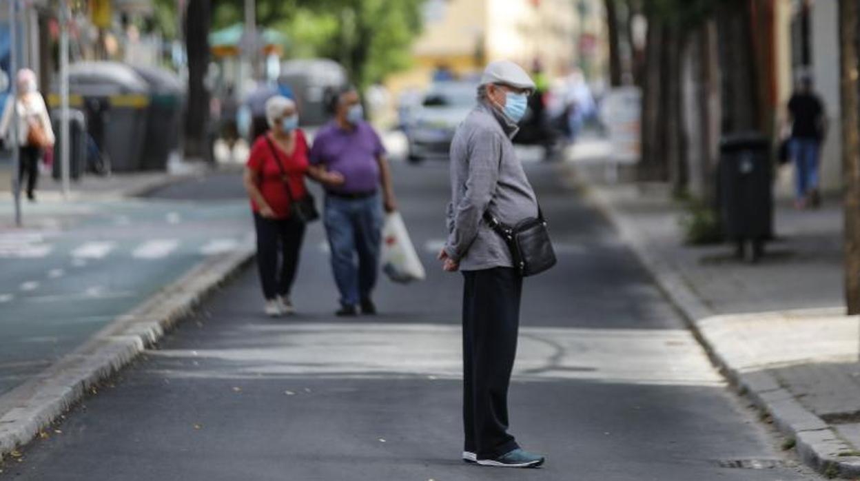 Varias personas pasean por la avenida de la Cruz Roja de Sevilla