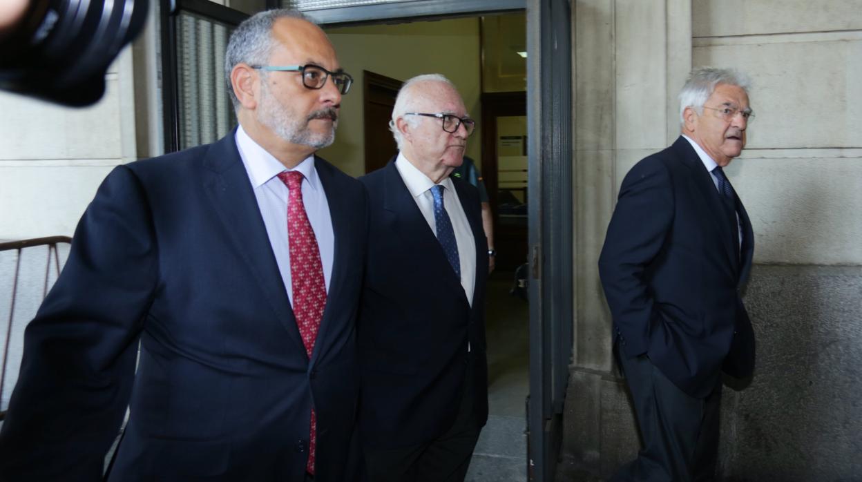 Javier Criado, entre sus abogados, a la salida de los juzgados en septiembre de 2017