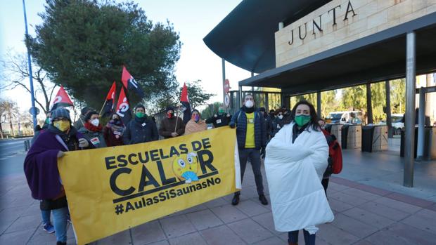 Con mantas en Torretriana para protestar contra el frío en las aulas