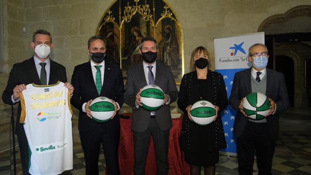 Ayuntamiento, Caixabank y Fundación Aro pondrán canastas de baloncesto en barrios desfavorecidos