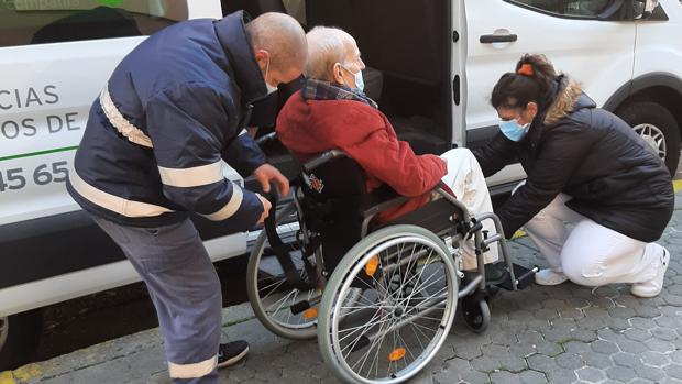 Regresan los primeros ancianos a la residencia incendiada en la noche de Reyes