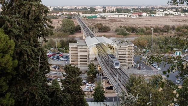 El coronavirus hace caer a la mitad los viajes en metro en Sevilla