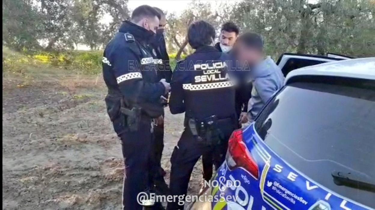 El agresor machista junto a los agentes de la Policía que lo detuvieron