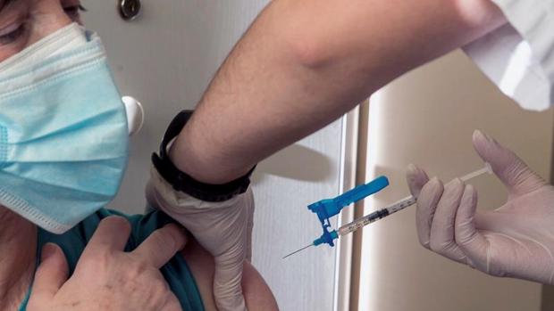 Baja a la mitad el número de nuevos contagiados en Sevilla en las últimas 24 horas