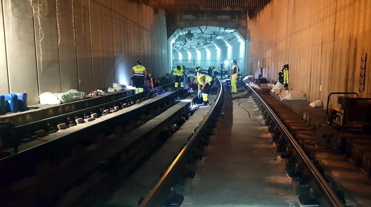 Un equipo de mantenimiento en uno de los tramos subterráneos