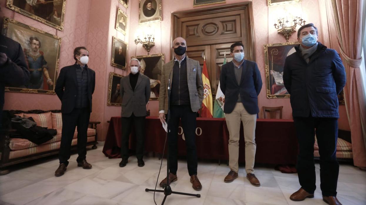 Antonio Muñoz, atendiendo a los informadores tras la reunión