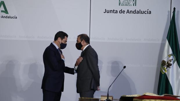 Juanma Moreno pide paciencia a los universitarios por los continuos cambios provocados por el coronavirus