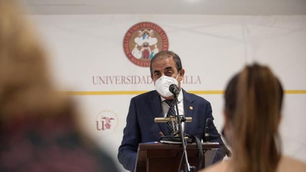 Miguel Ángel Castro toma posesión como rector de la Hispalense en pleno debate sobre los exámenes