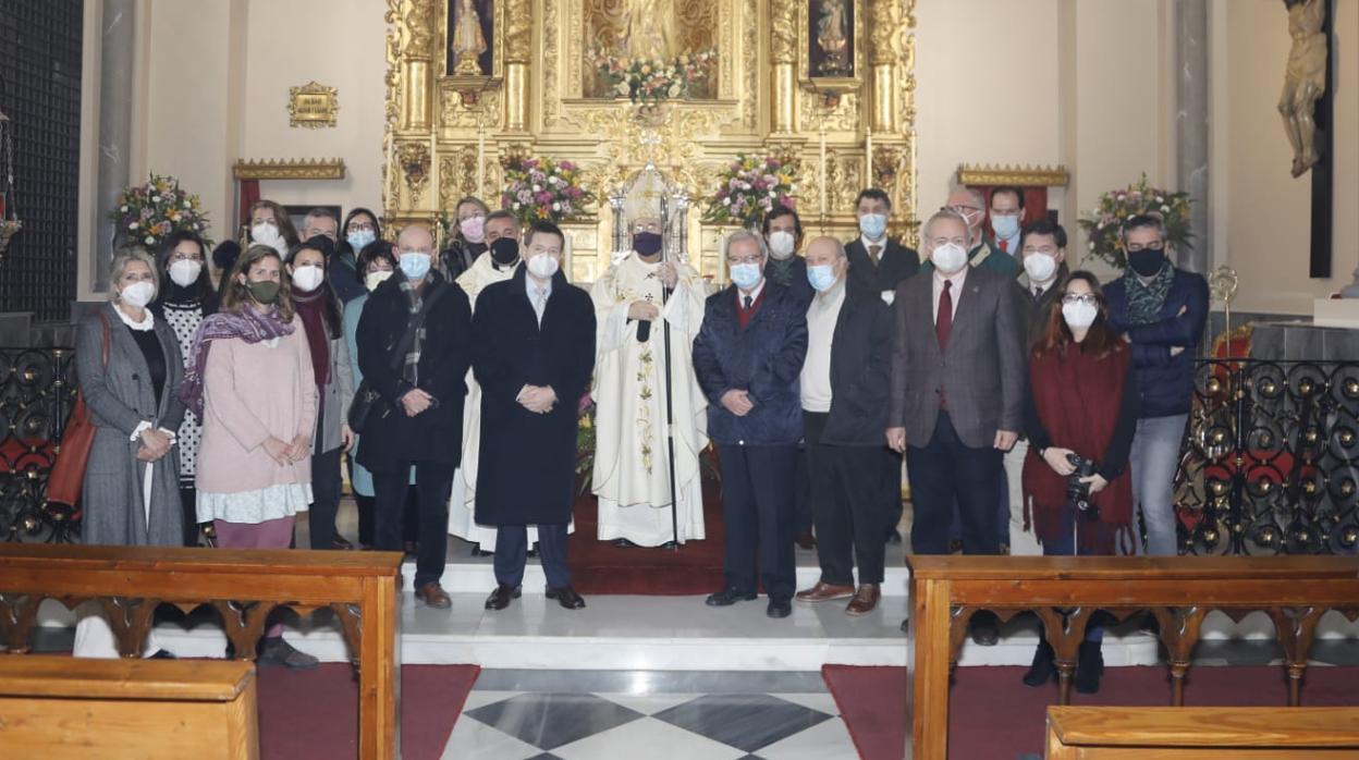 Foto de familia de los asistentes a la misa de los periodistas con Asenjo en el monasterio de la Visitación de las salesas