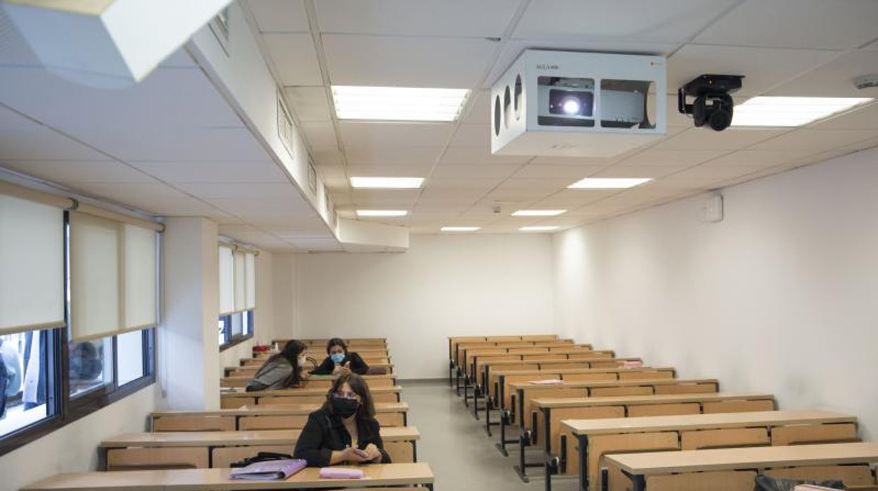 La Hispalense defiende que el nivel de contagio es menor en las aulas