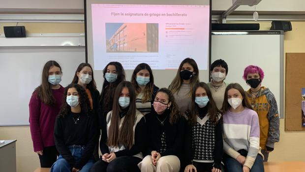 Las últimas alumnas de griego en el IES Néstor Almendros se rebelan