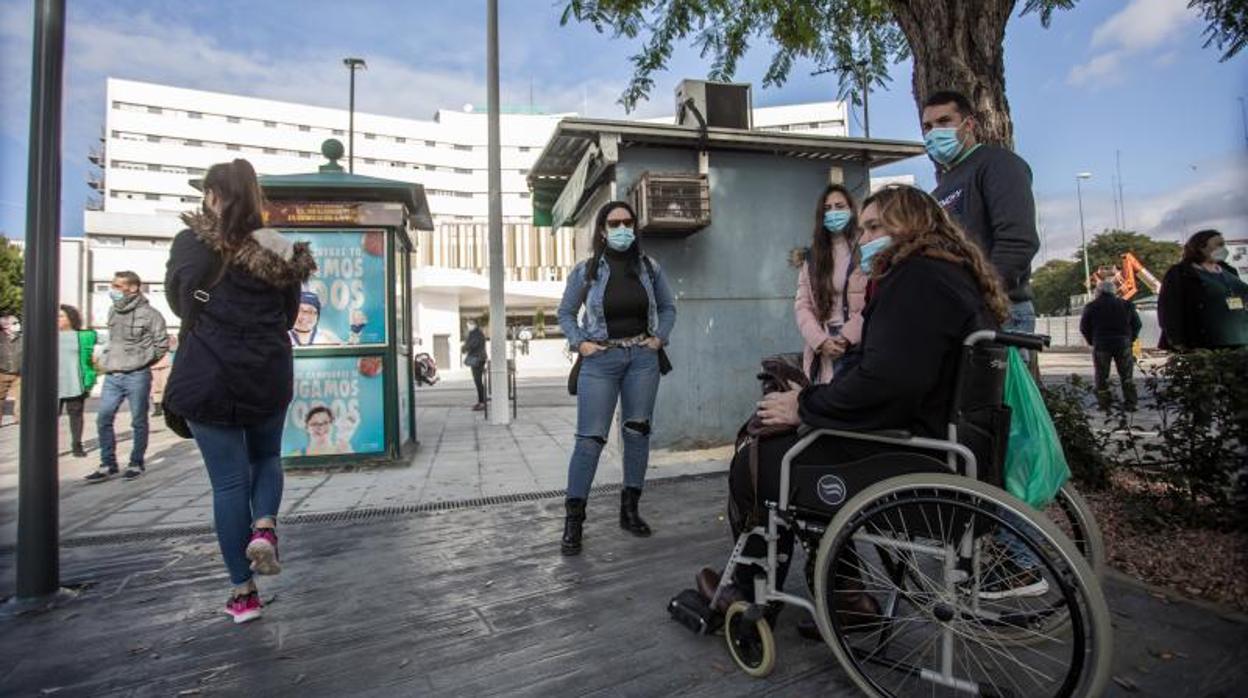 Varias personas en las inmediaciones del Hospital Virgen Macarena