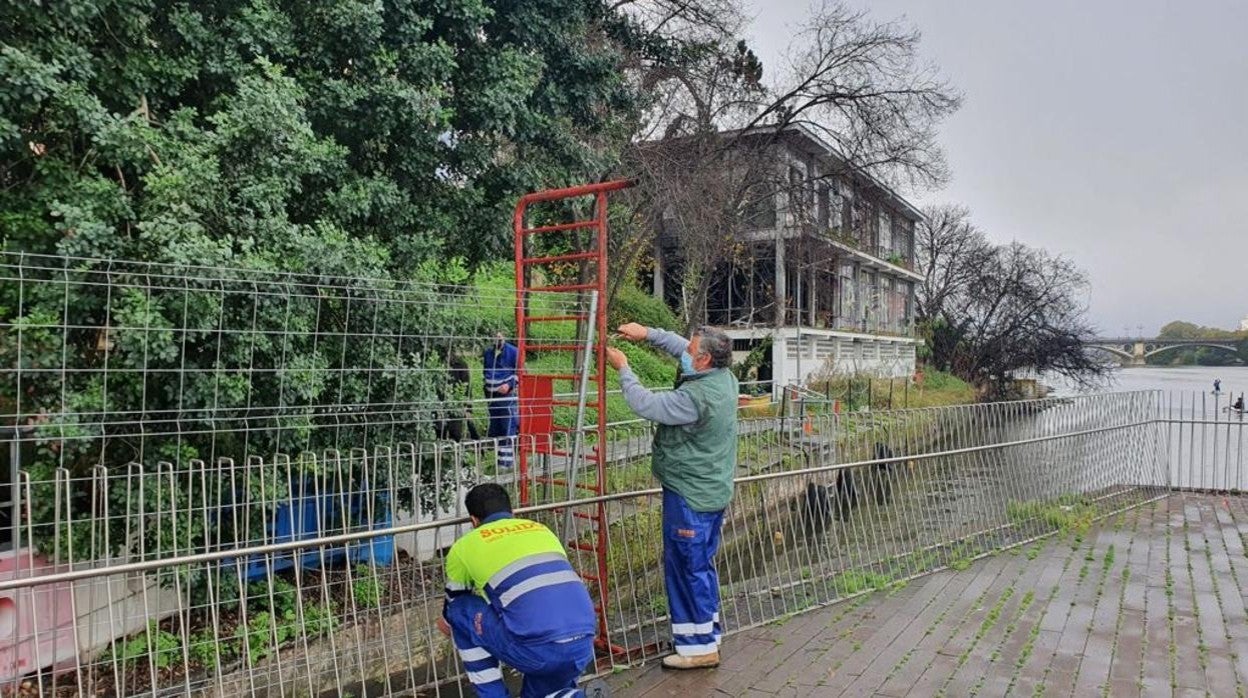 Operarios delimitando la zona en la que se va a demoler la antigua Comisaría de Policía de la Calle Betis