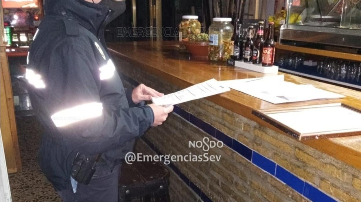 Más de treinta personas, en un bar de Sevilla a deshora y en plena tercera ola del coronavirus