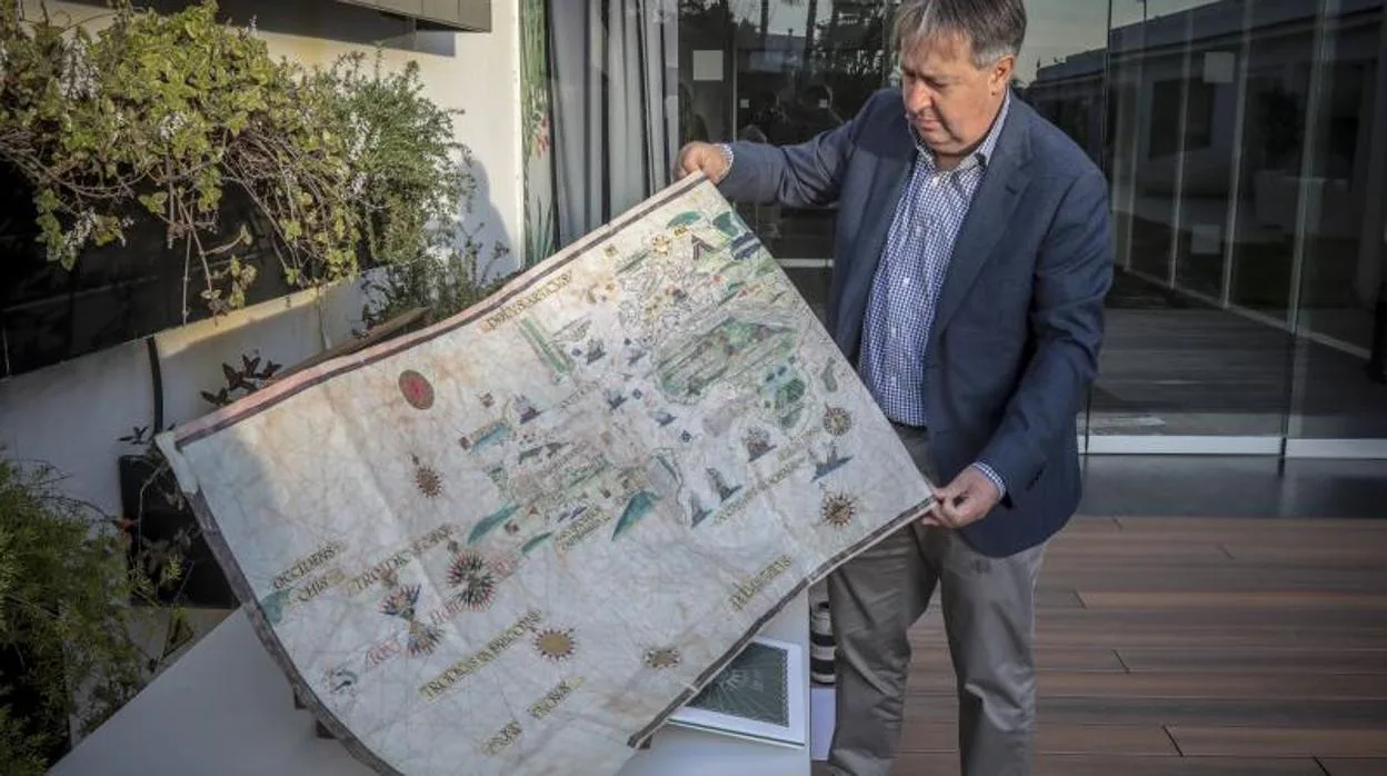 Dionisio Redondo con la carta de Elcano y la copia del mapa que Magallanes presentó a Carlos I