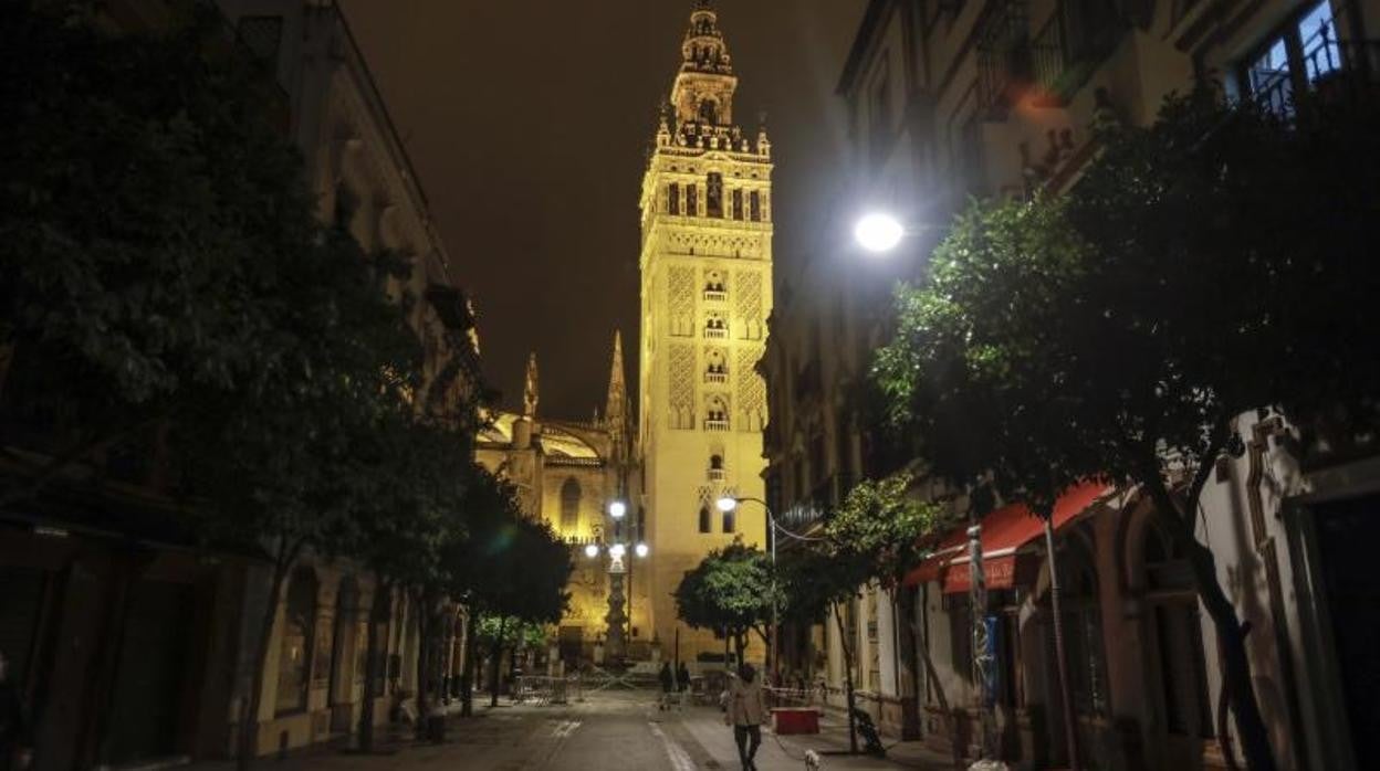 La «luz de frigorífico» en la renovada calle Mateos Gago