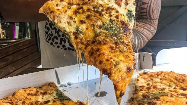 Crecer en tiempos de crisis: las pizzas de medio metro no son el único logro de esta pizzería