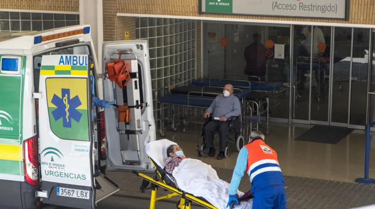 Una ambulancia traslada a un enfermo a las Urgencias del Virgen del Rocío