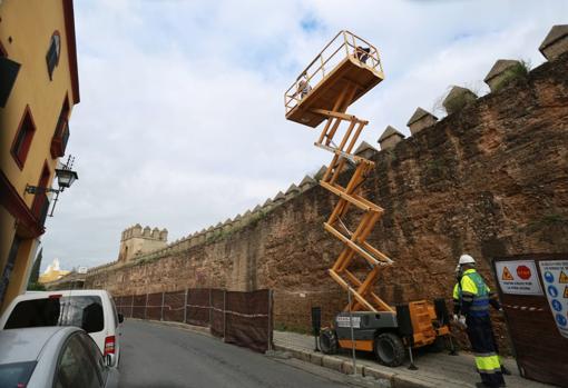 Operarios trabajando en la restauración de la muralla de la Macarena