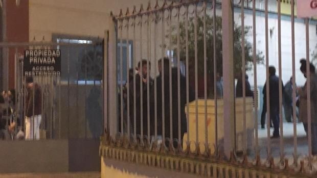 Desalojan en Sevilla un local que aparentaba estar cerrado pero que servía bebidas a 32 personas