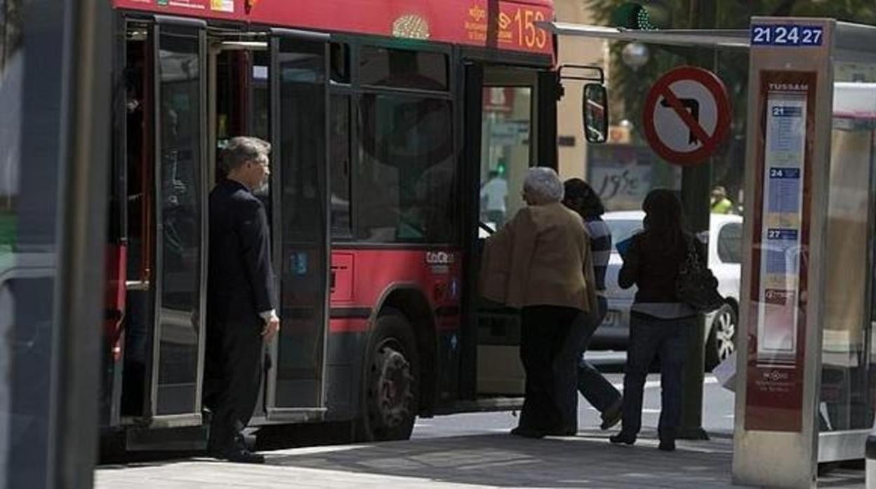 Imagen de archivo de un autobús Tussam