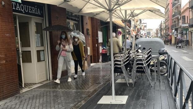Los hosteleros ya están instalando plataformas para veladores en los aparcamientos de Sevilla