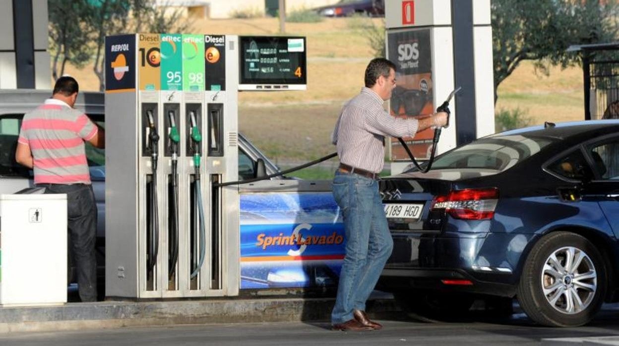 Las nuevas gasolineras que se construyan en Sevilla deberán guardar una distancia mínima de 50 metros con respecto a los pisos