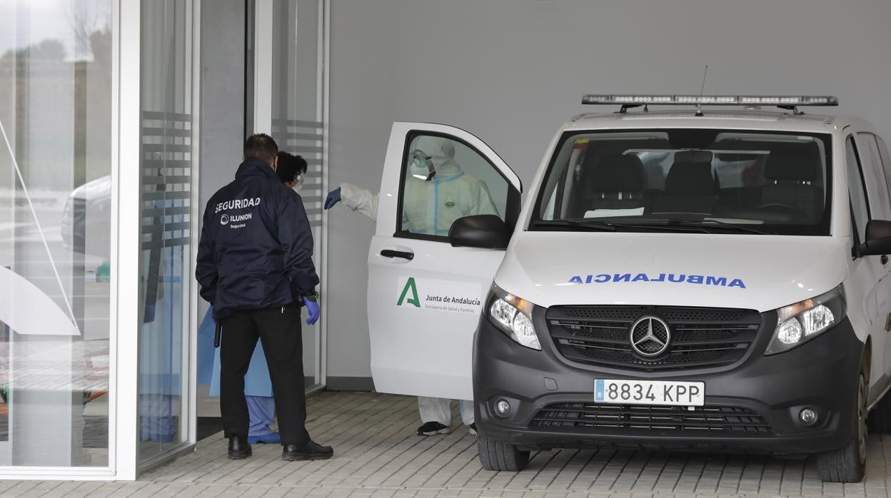 Llegada del primer paciente al antiguo Hospital Militar de Sevilla tras su reapertura el 1 de febrero