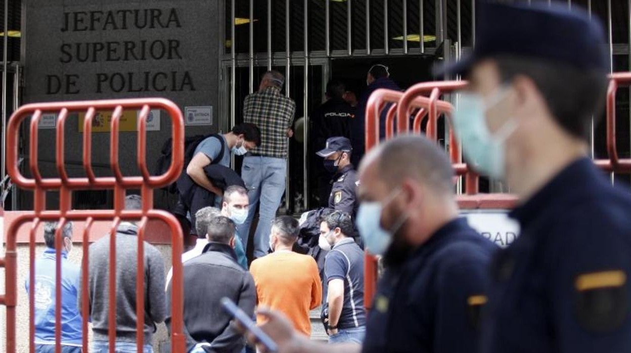 Colas para las pruebas PCR en la Comisaría de la Jefatura Superior de Policía en Sevilla el pasado mes de junio