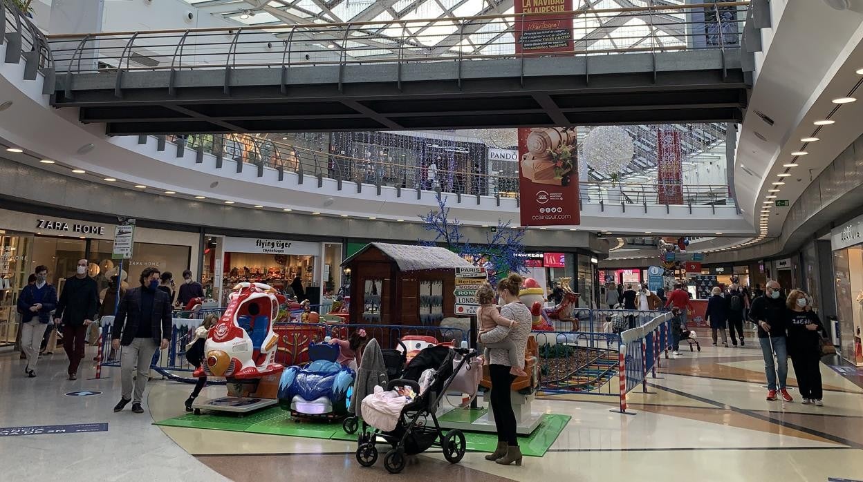 Ambiente en el centro comercial Torre Sevilla