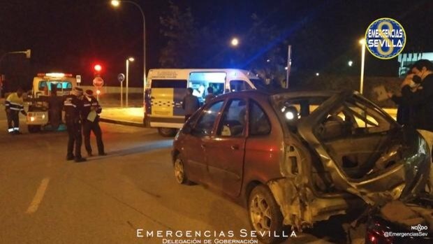 Un conductor que triplicaba la tasa provoca un aparatoso choque entre dos vehículos en Sevilla