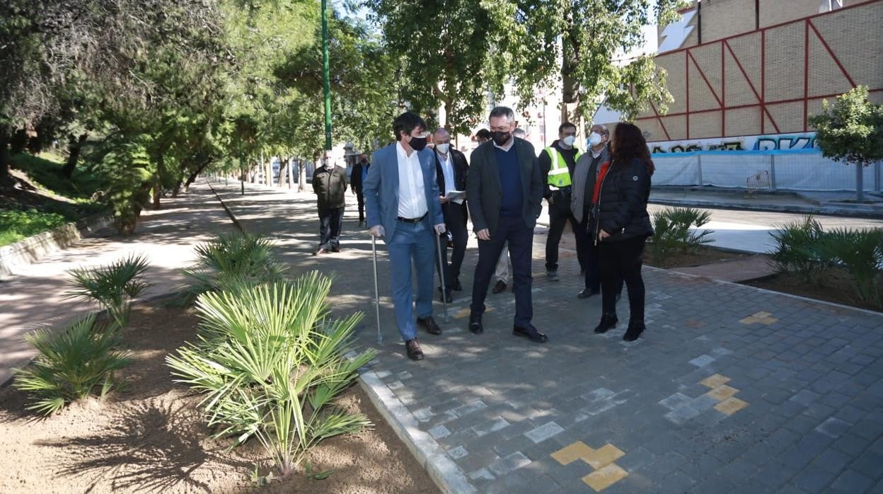 Juan Espadas supervisa las obras de peatonalización de Ronda de Tejares, en Triana