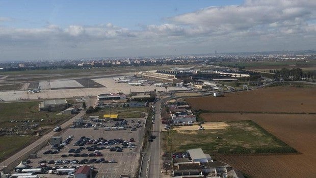 Aena insonorizará 128 viviendas del entorno del aeropuerto de Sevilla