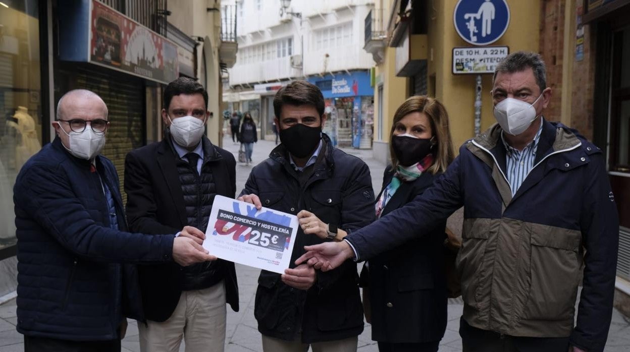 Beltrán Pérez, con varios de sus concejales presentando la campaña