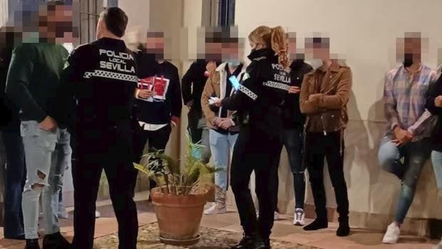 La Policía Local de Sevilla desaloja a 14 personas de fiesta en una vivienda alquilada de Triana