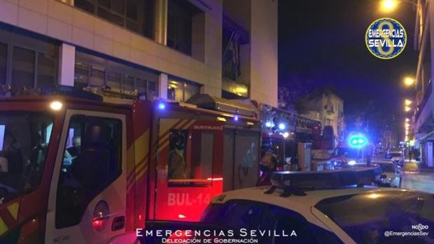 Una anciana, afectada leve al inhalar humo tras producirse un incendio en su vivienda en Sevilla